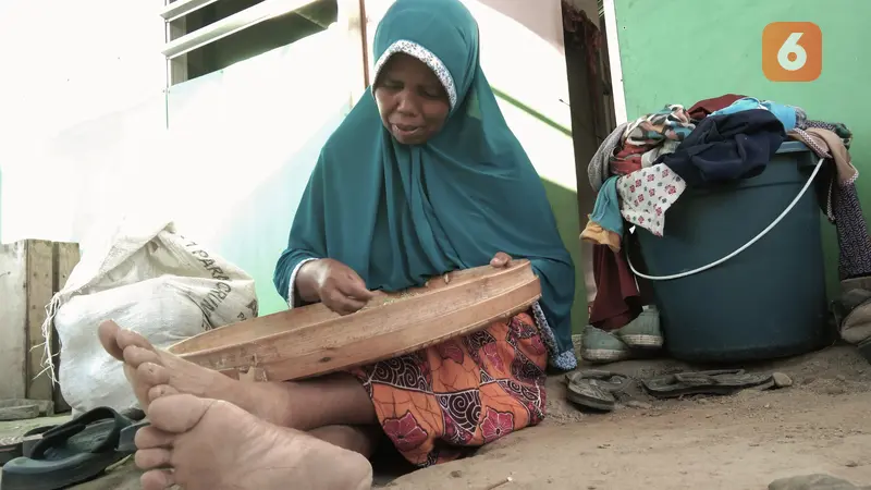 Seorang pelaku usaha rumahan pembuatan makanan tradisional di Sigi