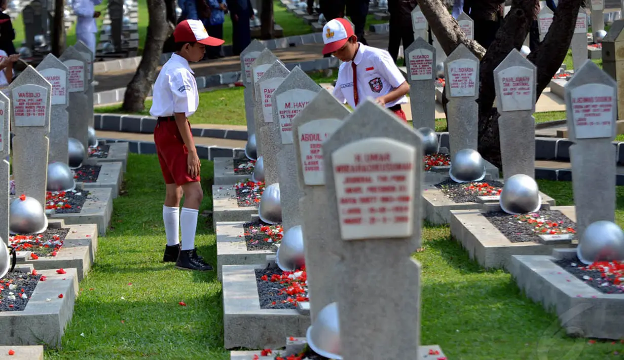 Upacara ziarah ke TMP Kalibata tersebut dalam rangka peringatan Hari Pahlawan 10 November 2014, Jakarta, Senin (10/11/2014). (Liputan6.com/Johan Tallo) 