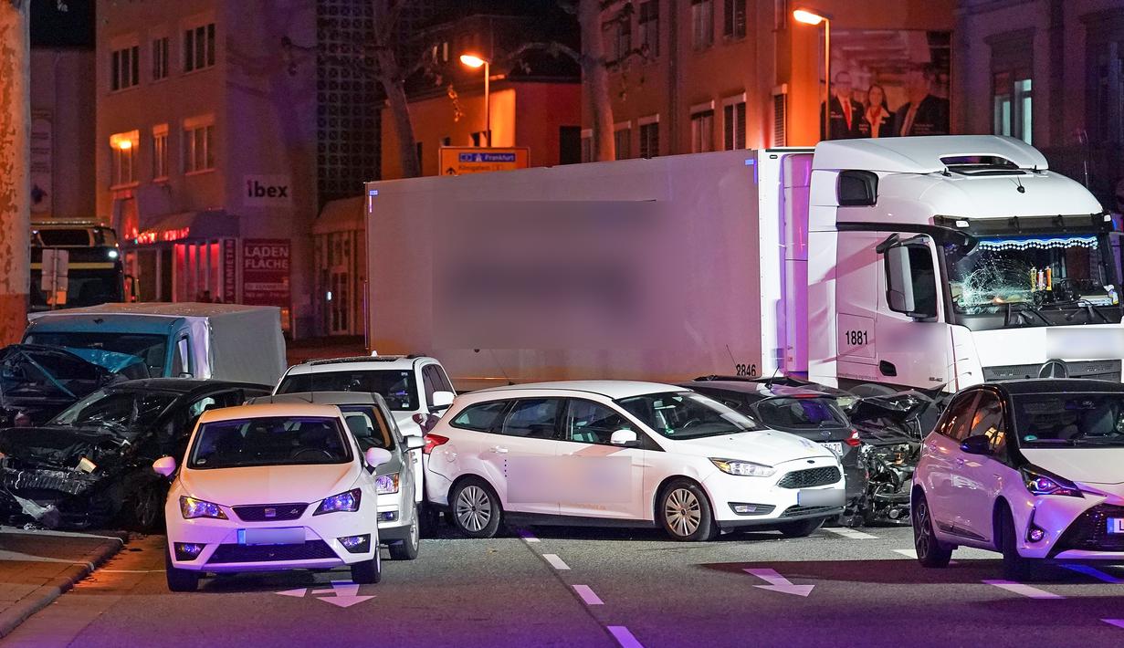 Sebuah truk curian menabrak mobil-mobil yang berhenti di lampu merah di Limburg, Jerman, Senin (7/10/2019). Otoritas Jerman menyerukan pengguna media sosial tidak langsung mengambil kesimpulan soal motif di balik pencurian dan kecelakaan. (Photo by Thorsten Wagner / dpa / AFP)