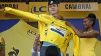 JAKET KUNING - Tony Martin menjuarai etape ke-4 dan merebut jaket kuning. (REUTERS/Eric Gaillard)