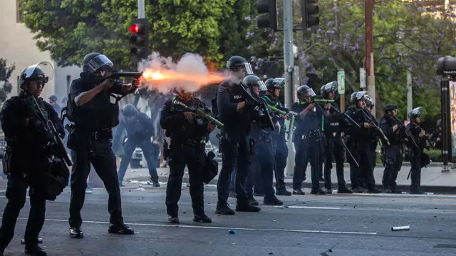 Los Angeles Membara, Pengunjuk Rasa Anti Kebijakan Imigrasi Trump Bentrok dengan Garda Nasional