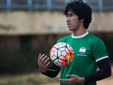 Ryuji Utomo bersiap mengikuti latihan bersama Munial Sports Group di Stadion Lebak Bulus, Jakarta. Ryuji merupakan talenta muda dari Indonesia yang bergabung dengan klub Al Najma, Bahrain. (Bola.com/Vitalis Yogi Trisna)