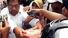 Eksekusi sejumlah rumah di Padang, Sumbar, berlangsung ricuh. Sejumlah ibu-ibu beserta anak tergugat yang kalah memaki-maki penggugat.