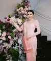 Kebaya dengan sentuhan budaya Aceh juga dikenakan Beby Tsabina saat lamaran. Dirancang Studio Oboh, kebaya sabrina pink itu punya detail pintu Aceh yang dipadukan dengan kain songket. [@studioboh]