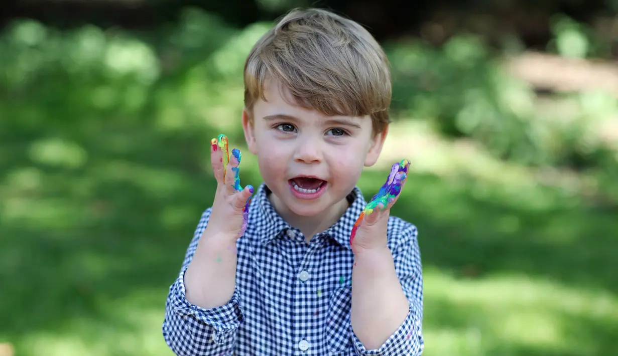 Ekspresi Louis saat merayakan ulang tahunnya yang ke-2 di Inggris ( 22/4/2020). Pangeran Louis Arthur Charles of Cambridge lahir pada 23 April 2018 di RS St Mary.  (The Duchess of Cambridge / Kensington Palace via AP)