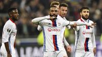 Penyerang Lyon, Alexandre Lacazette melakukan selebrasi usai mencetak gol ke gawang AS Roma pada leg pertama babak 16 besar Liga Europa di Stade de Lyon, Prancis, (9/3). Lyon berhasil mengalahkan AS Roma dengan skor 4-2. (AFP Photo / Romain Lafabregue)