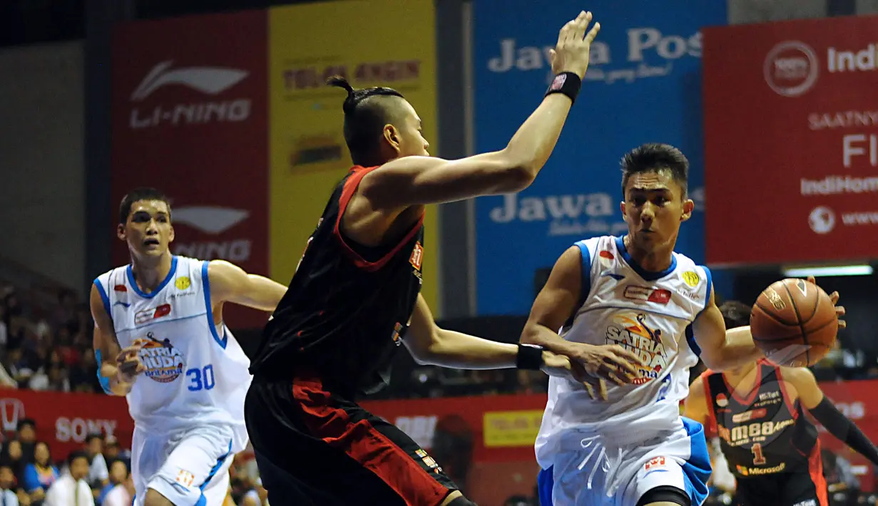 Pebasket SM Britama, Hardianus (kanan) mencoba menembus pertahanan tim Aspac Jakarta saat berlaga di NBL Championship 2015 di Jakarta, Senin (4/5/2015). SM Britama unggul 59-53 atas Aspac Jakarta. (Liputan6.com/Helmi Fithriansyah)