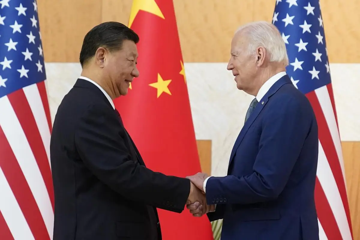 Presiden AS Joe Biden, kanan, dan Presiden China Xi Jinping berjabat tangan sebelum pertemuan mereka di sela-sela KTT G20, Senin, 14 November 2022, di Nusa Dua, Bali, Indonesia. (Foto AP/Alex Brandon)
