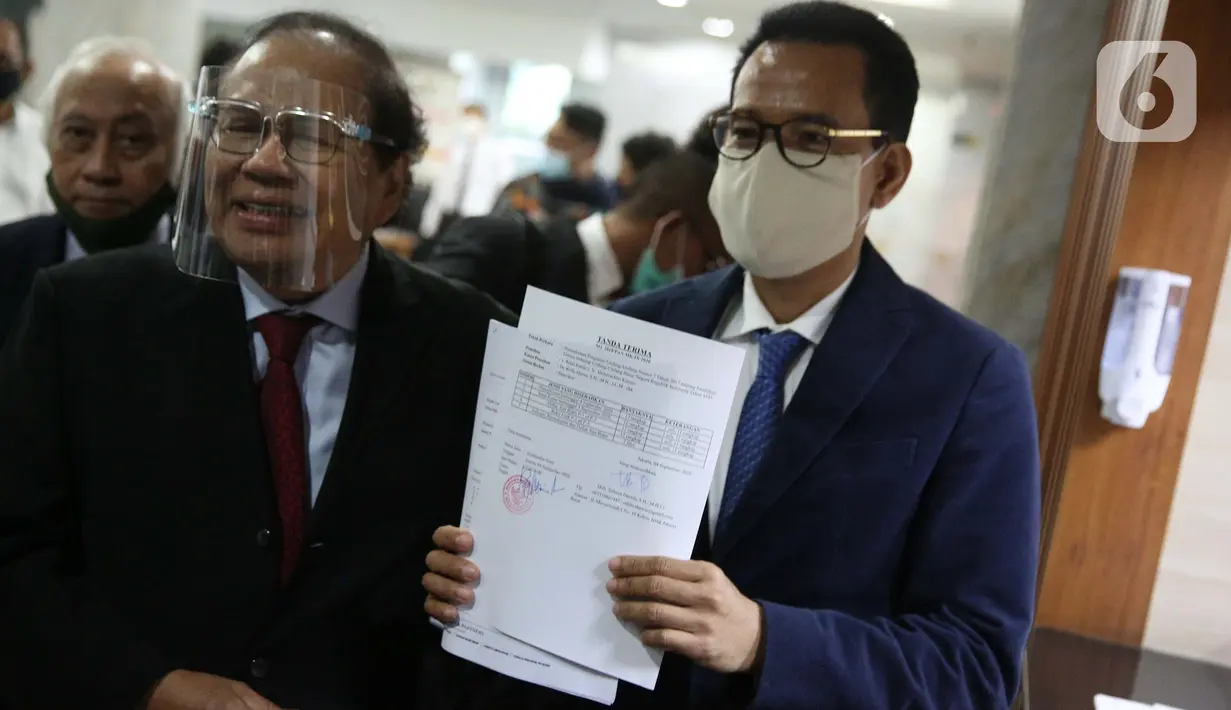 Rizal Ramli dan Refly Harun seusai menyerahkan berkas pengaduan Presidential Threshold di gedung Mahkamah Konstitusi (MK), Jakarta, Jumat (4/9/2020). Rizal Ramli mengajukan judicial review tentang threshold atau ambang batas pemilihan presiden ke MK. (Liputan6.com/Faizal Fanani)