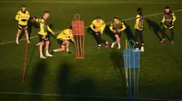 Para pemain Borussia Dortmund mengikuti sesi latihan  menjelang menghadapi Chelsea pada Liga Champion, di Dortmund, Jerman, Selasa (14/2/2023). Dari segi materi pemain, pelatih Edin Terzic hanya tidak bisa menurunkan Kamara dan Maukoko yang dibekap cedera. (Ina FASSBENDER / AFP )