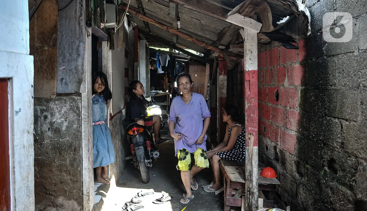 Aktivitas warga di permukiman padat penduduk di kawasan Cakung, Jakarta, Senin (15/2/2021). Hasil survei Badan Pusat Statistik (BPS)  pun memperlihatkan kenaikan jumlah penduduk miskin di perkotaan lebih tinggi dibandingkan dengan perdesaan. (merdeka.com/Iqbal S Nugroho)