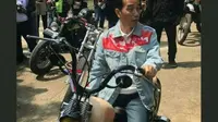 Banyak netizen yang bertanya tentang harga dan toko yang menjual jaket jeans gambar peta Indonesia yang dikenakan saat touring ke Sukabumi. (Foto: Twitter)