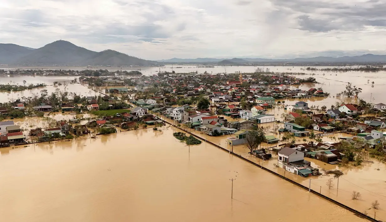 Foto udara menunjukkan banjir yang melanda permukiman warga setelah topan Bualoi melewati komune Lam Thanh di Provinsi Nghe An, Vietnam pada 30 September 2025. (Phan Duy/AFP)