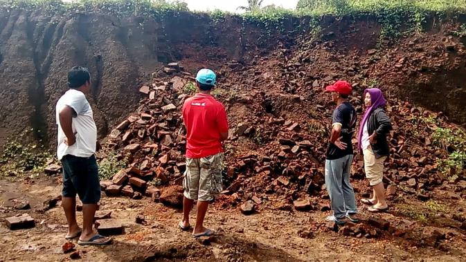 Reruntuhan bangunan zaman Majapahit di area Jalan Tol Malang - Pandaan sering didatangi warga (Liputan6.com/Zainul Arifin)