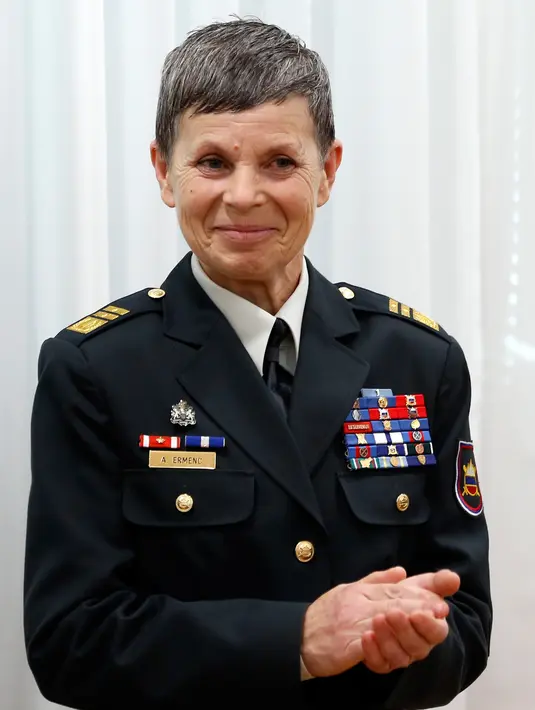 Mayor Jenderal Alenka Ermenc menghadiri serah terima jabatan sebagai Panglima Militer di Ljubljana, Rabu (28/11). Presiden Slovenia, Borut Pahor berharap, penunjukan Ermenc akan membantu meningkatkan performa militer negaranya. (AP/Darko Bandic)