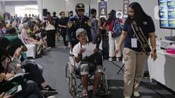Festival Imigrasi yang digelar di Plaza Parkir Timur Kawasan Gelora Bung Karno (GBK), Jakarta, Minggu (19/1/2025) dimeriahkan dengan beragam kegiatan, salah satunya membuka layanan paspor. (Liputan6.com/Angga Yuniar)