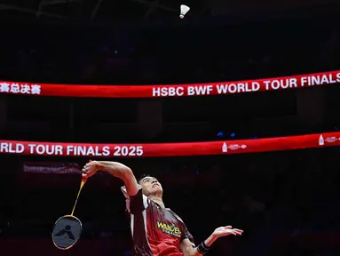 Tunggal putra Indonesia, Jonatan Christie saat bertanding melawan Christo Popov (Prancis) pada pertandingan ketiga babak penyisihan grup BWF World Tour Finals 2025 yang berlangsung di Hangzhou Olympics Sports Centre Gymnasium, China, Jumat (19/12/2025). Tunggal putra Indonesia, Jonatan Christie menutup kiprahnya di BWF World Tour Finals 2025 dengan kekalahan. (Jade Gao/AFP)
