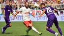 Striker Juventus, Gonzalo Higuain, berusaha melewati bek Fiorentina, German Pezzella, pada laga Serie A di Stadion Artemio Franchi, Florence, Sabtu (14/9). Kedua klub bermain imbang 0-0. (AFP/Vincenzo Pinto)