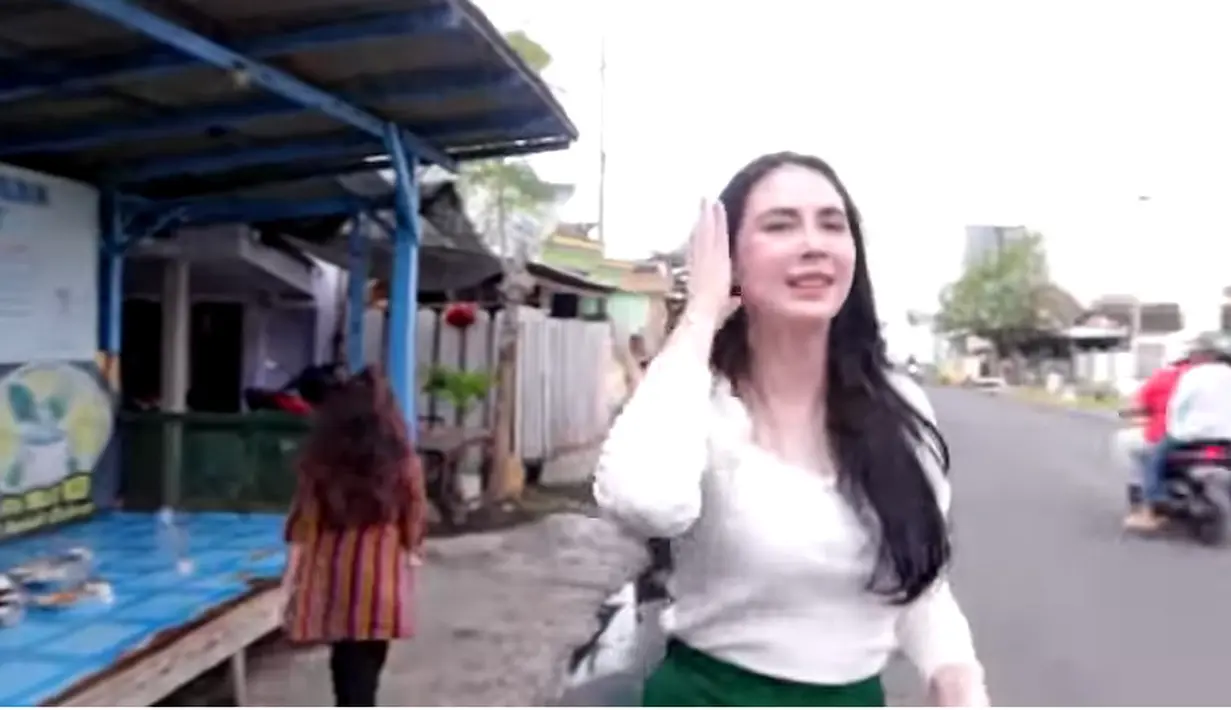 Gaya sederhana artis yang juga istri pejabat itu mendapat banyak pujian dari warganet. "Masa Allah udah cantik, ramah lagi. Sangat sederhana & merakyat banget kak arumi. Sehat2 ya kak arumi & keluarga. Aamiin," tulis @sitikhodijah791. [Youtube/Arumi Bachsin]