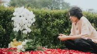 Ungkap Rindu Mendalam, Ini Potret-Potret Haru Noah Putra BCL Ziarah ke Makam Ashraf Sinclair