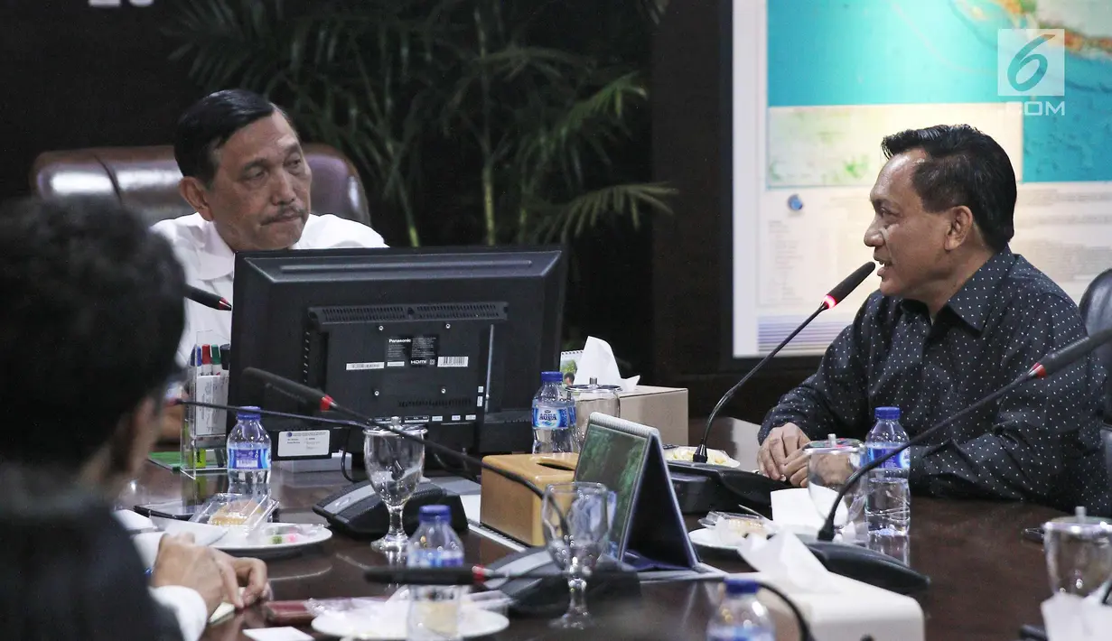 Menteri Koordinator Bidang Kemaritiman RI, Luhut Binsar Pandjaitan berbincang dengan Direktur Utama Indosiar Komjen Pol (Purn) Imam Sudjarwo di gedung Kementerian Koordinator Bidang Kemaritiman, Jakarta, Rabu (7/3). (Liputan6.com/Herman Zakharia)