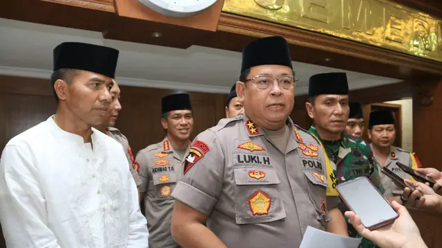 Kapolda Jawa Timur Irjen Luki Hermawan didampingi Pangdam V Brawijaya Mayjen TNI R Wisnoe Prasetja Boedi