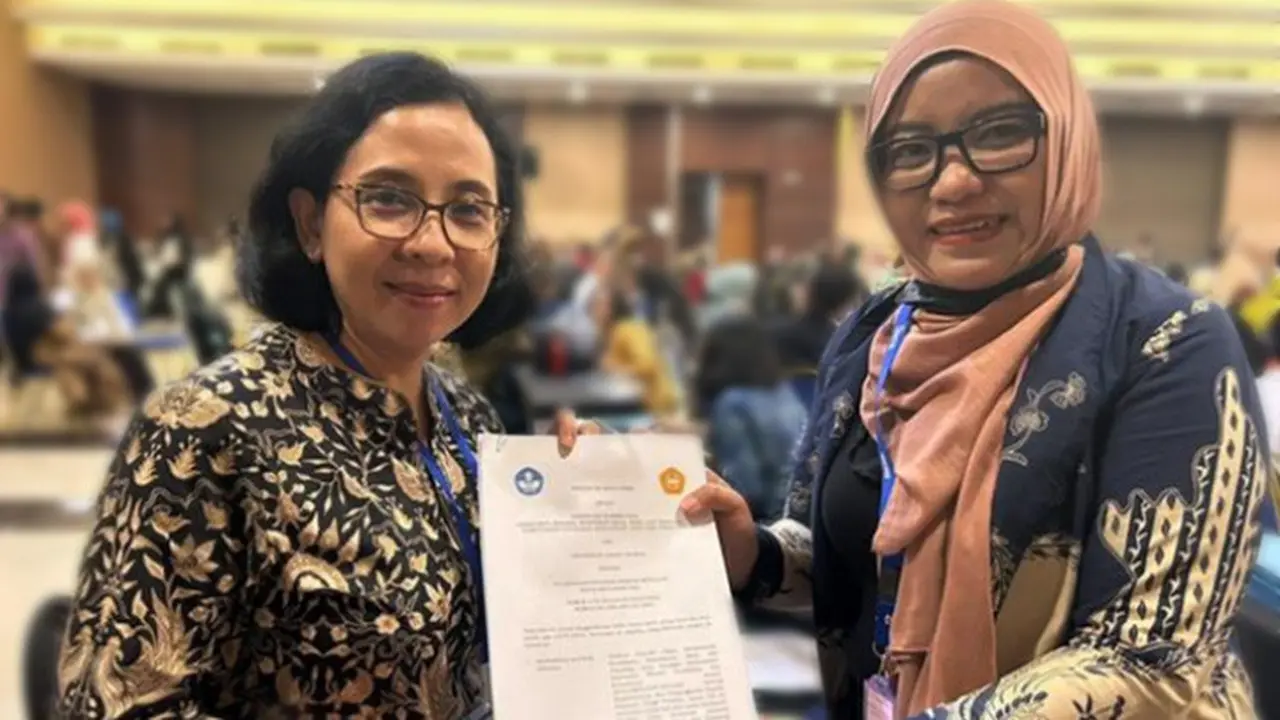 Wakil Rektor IV USD Caecilia Tutyandari (kiri) usai menandatangani Perjanjian Kerjasama Program Praktisi Mengajar di Kemendikbud-Ristek. (Istimewa).