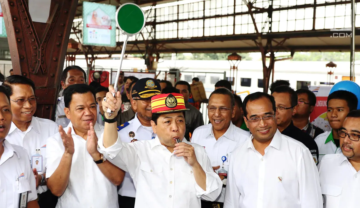 Ketua DPR RI Setya Novanto melepas pemudik usai sidak di Stasiun Senen, Jakarta, Kamis (22/6). Sidak ini dilakukan guna mengecek kesiapan mudik Lebaran 2017. (Liputan6.com/Angga Yuniar)