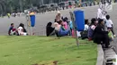 Warga duduk beristirahat di kawasan Monumen Nasional, Jakarta, Jumat (19/4). Libur panjang perayaan Paskah 2019 dimanfaatkan warga untuk berwisata di kawasan Monumen Nasional. (Liputan6.com/Helmi Fithriansyah)