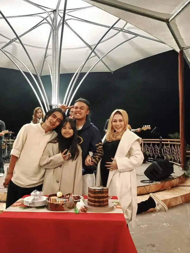 Melahirkan Anak Ketiga, Ini 7 Potret Perjalanan Kehamilan Istri Charly Van Houten