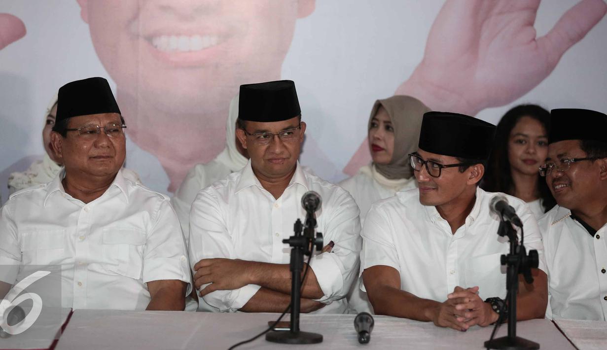 Ketua Umum Partai Gerindra Prabowo Subianto bersama Ketua Umum PKS, Sohibul Iman calon gubernur dan wakil gubernur DKI, Anies Baswedan dan Sandiaga Uno berfoto bersama di DPP Gerindra, Jakarta, Rabu (15/2). (Liputan6.com/Faizal Fanani)
