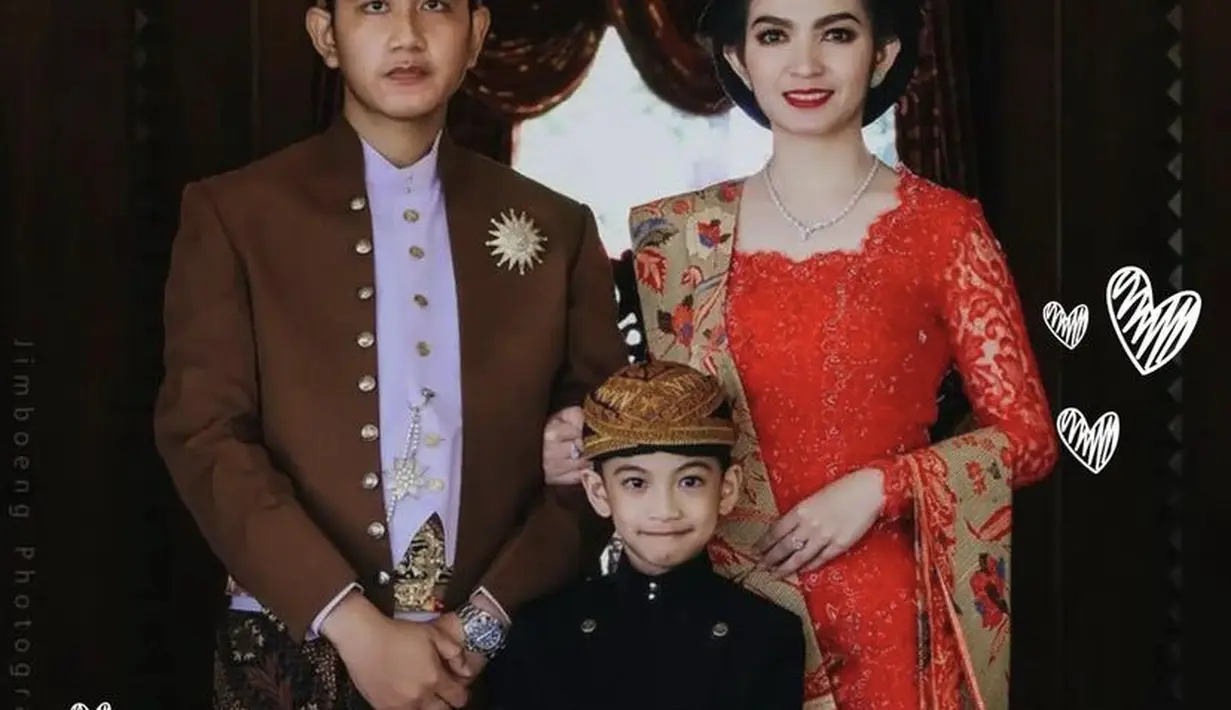 Ibu dua anak ini juga nampak anggun dengan kebaya merah brokat dipadukan selendang batik