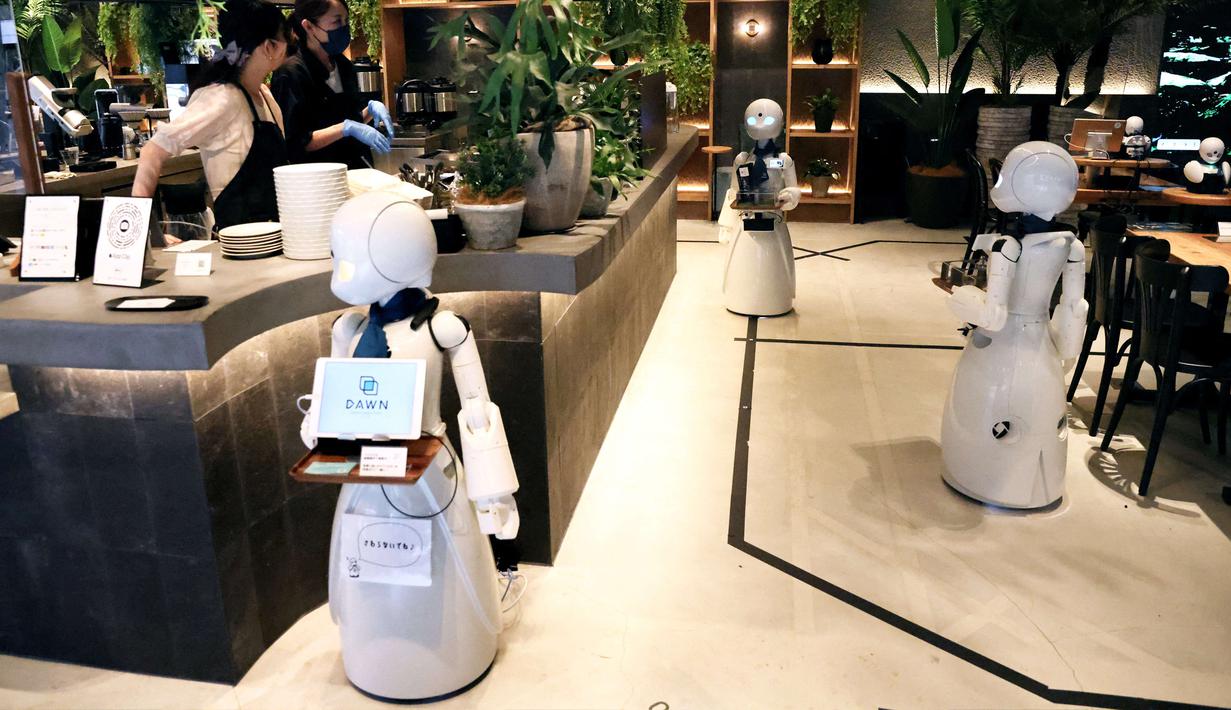 Robot humanoid mengantarkan minuman kepada pelanggan di Dawn Cafe, Tokyo, Jepang, 17 Agustus 2021. Peluncuran kafe ini bersamaan dengan Paralimpiade yang akan dibuka pada 24 Agustus. (Behrouz MEHRI/AFP)