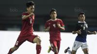 Striker Timnas Indonesia U-19, Hanis Saghara, menggiring bola saat melawan Kamboja U-19 pada laga persahabatan di Stadion Patriot, Bekasi, Rabu (4/10/2017). Indonesia menang 2-0 atas Kamboja. (Bola.com/Vitalis Yogi Trisna)
