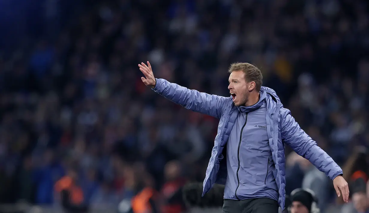 Pelatih Bayern Munchen Julian Nagelsmann bereaksi dari pinggir lapangan selama pertandingan divisi pertama Jerman Bundesliga menghadapi Hertha Berlin di Berlin pada 5 November 2022. (Ronny Hartmann / AFP)