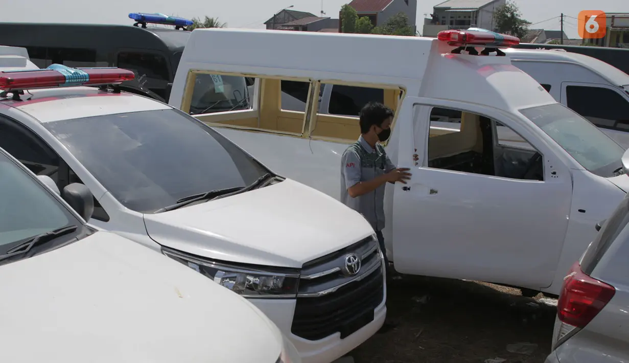 Pekerja memeriksa mobil ambulans di Babelan, Kabupaten Bekasi, Jawa Barat, Minggu (27/9/2020). Perakitan mobil ambulans meningkat 100 persen menjadi 700 unit saat pandemi COVID-19 dengan harga Rp 20 juta hingga Rp 1,5 milliar. (Liputan6.com/Herman Zakharia)