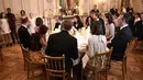 Suasana makan malam Kate Middleton dan suaminya, Pangeran William di Kedutaan Besar Inggris di Paris (17/3). Kate dan William akan berada di Prancis selama dua hari. (AFP Photo/Pool/Eric Feferberg)