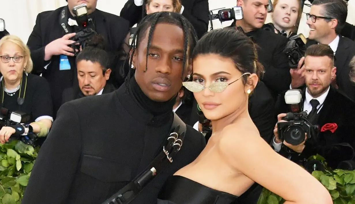 Kylie Jenner sendiri terlihat menyapa dengan riang sang ibu usai tiba di Met Gala. (usmagazine.com)