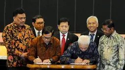 Hatta Rajasa (mewakili KMP) dan Pramono Anung (mewakili KIH) saat penandatanganan kesepakatan di Gedung DPR RI, Jakarta, Senin (17/11/2014). (Liputan6.com/Andrian M Tunay) 