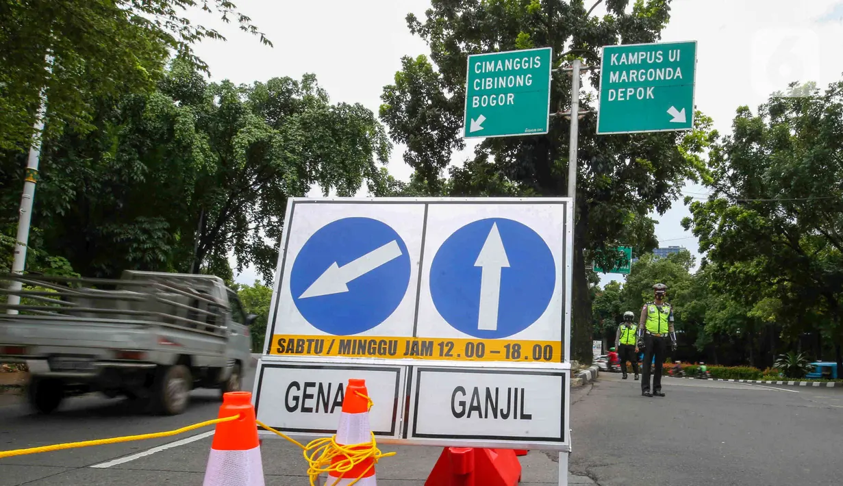 Sejumlah petugas mengatur lalu lintas saat uji coba ganjil-genap di Jalan Margonda Raya, Depok, Jawa Barat, Minggu (5/12/2021). Pelaksanaan uji coba penerapan ganjil genap (gage) di Jalan Margonda Raya pada setiap Sabtu dan Minggu pukul 12.00 hingga 18.00 WIB. (Liputan6.com/Herman Zakharia)