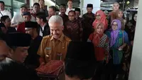 Ganjar Pranowo saat menemui warga sebelum meletakkan jabatannya sebagai Gubernur Jawa Tengah. (Istimewa)