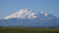 Gunung Elbrus dilihat dari kejauhan. (Wikimedia/Creative Commons)