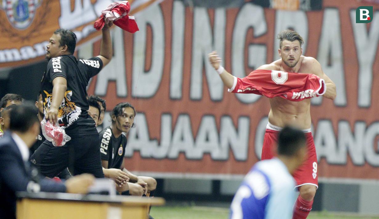 Striker Persija Jakarta, Marko Simic, mengganti baju yang robek saat melawan Selangor FA pada laga persahabatan di Stadion Patriot, Jawa Barat, Kamis (6/9/2018). Persija kalah 1-2 dari Selangor FA. (Bola.com/M Iqbal Ichsan)