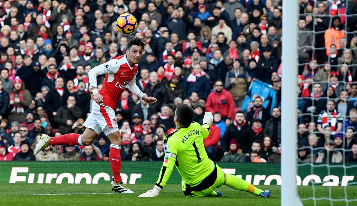 Bintang Arsenal Mesut Oezil (kiri) mengecoh kiper Burnley FC, sayang sepakannya tidak menghasilkan gol pada lanjutan Premier League di Emirates Stadium, London, (22/1/2017). Arsenal menang 2-1. (EPA/Facundo Arrizabalaga)