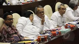 Menteri LHK, Siti Nurbaya (kedua kiri) berbincang dengan Menteri PU-Pera, Basuki Hadimuljono disela rapat RUU Sumber Daya Air dengan Komisi V DPR-RI di di Komplek Parlemen, Jakarta, Selasa (31/3/2015). (Liputan6.com/Helmi Afandi)