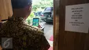 Seorang pria bermain game virtual Pokemon Go di samping kertas larangan, di lingkungan Istana Negara, Jakarta, Rabu (20/7). Pihak Istana Kepresidenan mulai menerbitkan larangan bermain Pokemon Go di area Istana. (Liputan6.com/Faizal Fanani)