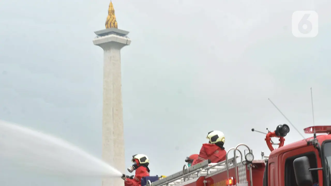 Penyemprotan Disinfektan di Kompleks Monas