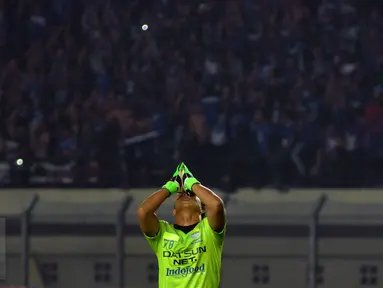 Kiper I Made Wirawan menengadah ke atas saat Persib memastikan unggul 1-0 atas PBFC di laga lanjutan Turnamen Piala Bhayangkara di Stadion Si Jalak Harupat, Bandung, Minggu (20/3/2016). Persib unggul 1-0 atas PBFC. (Liputan6.com/Helmi Fithriansyah)