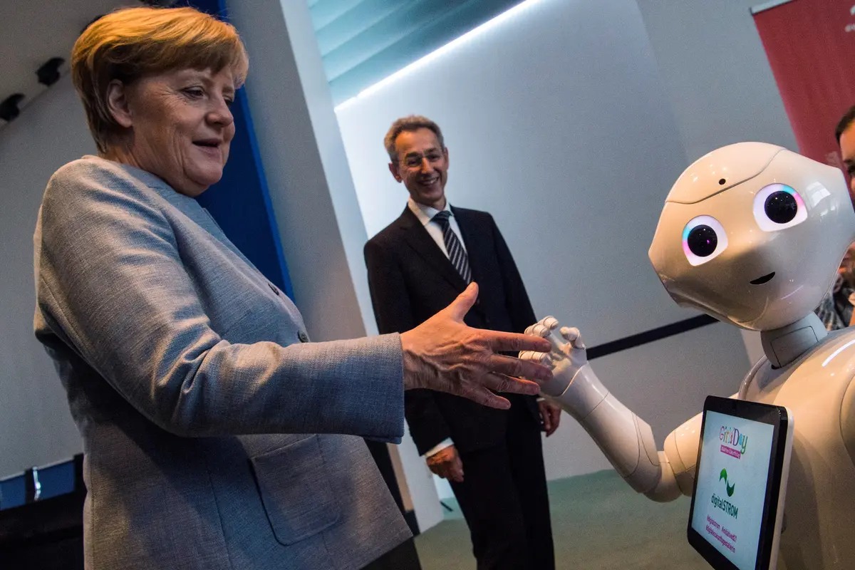 Kanselir Jerman Disapa Robot- Angela Merkel- AFP PHOTO-20170427-