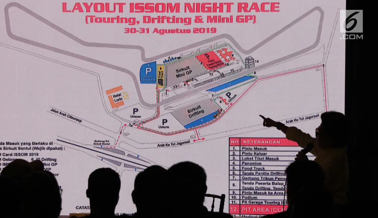 GM Sentul International Sirkuit, Lola Moenek menunjukkan denah pelaksanaan ISSOM Night Race 2019 di Jakarta, Selasa (20/8/2019). Gelaran Motorsport Festival Indonesian Sentul Series of Motorsport (ISSOM) akan berlangsung pada malam hari, 30-31 Agustus mendatang. (Liputan6.com/Helmi Fithriansyah)